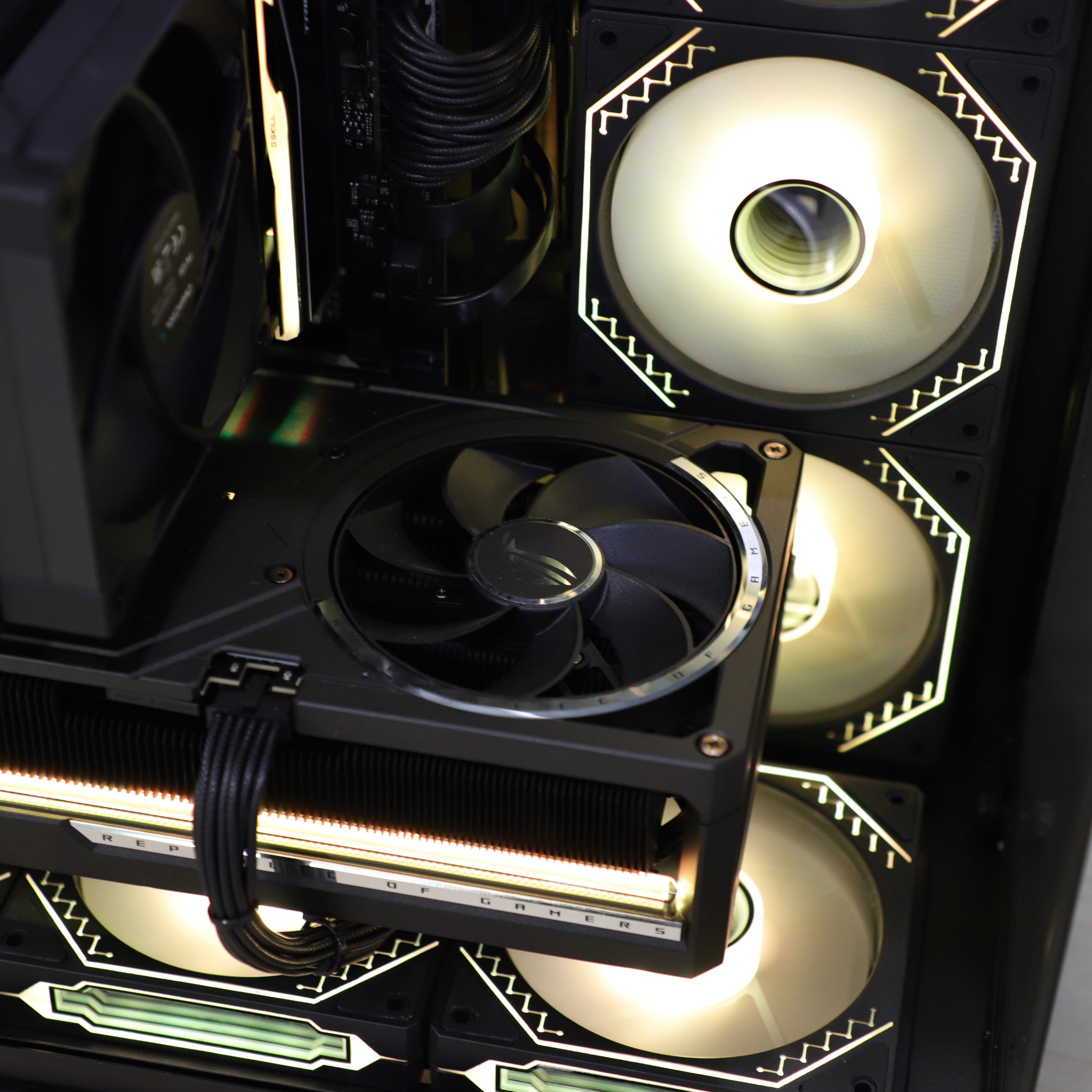VNC Pro Gaming PC | AMD 9800X3D + RTX 5080 + Lian li Black